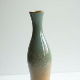 トンボが飛び交う様子を表現した、流線型の陶器の花瓶